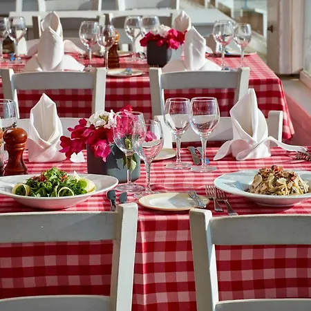 Town House Sleeps 4 With Pool And Air Con * Κούκλια