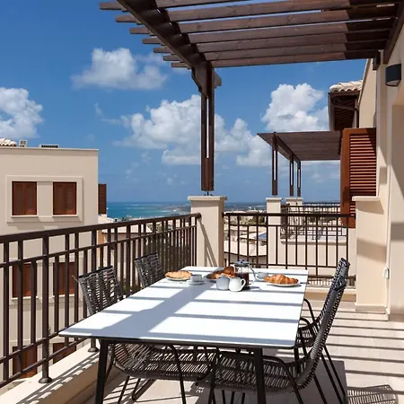 Hébergement de vacances Town House Sleeps 4 With Pool And Air Con *