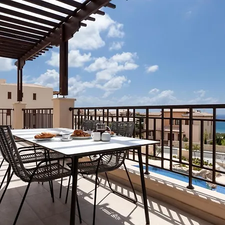 Hébergement de vacances Town House Sleeps 4 With Pool And Air Con Kouklia