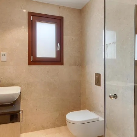 Town House Sleeps 4 With Pool And Air Con Hébergement de vacances