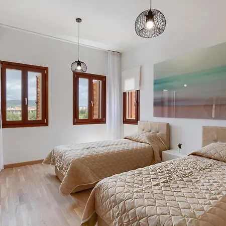 Town House Sleeps 4 With Pool And Air Con Hébergement de vacances *